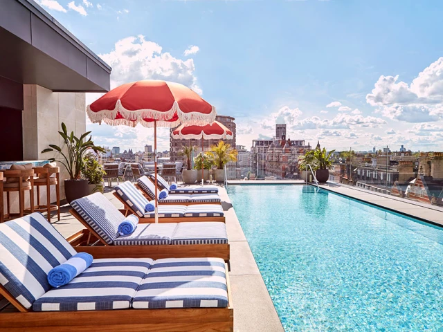 La vue sur Hyde Park et les toits de Knightsbridge offre une double atmosph&egrave;re 