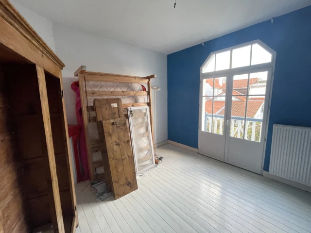 L'ancienne chambre c&ocirc;t&eacute; sud avec balcon 