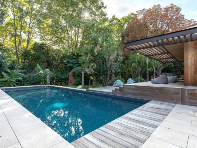 Une piscine au c&oelig;ur d'un &eacute;crin v&eacute;g&eacute;tal