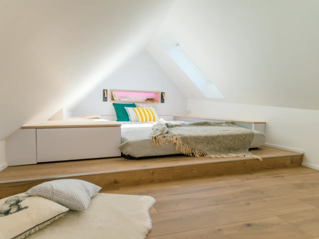 Dans une pi&egrave;ce mansard&eacute;e 