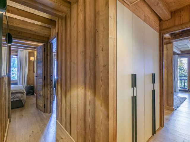 Le couloir des chambres apr&egrave;s les travaux 