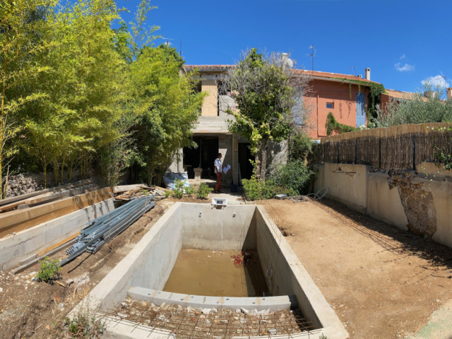 Des abords de piscine sans caract&egrave;re  - La piscine avant les travaux 