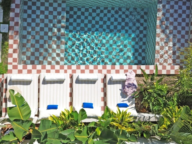 Une piscine hypnotisante entre damiers et v&eacute;g&eacute;tation exotique - La nouvelle piscine 