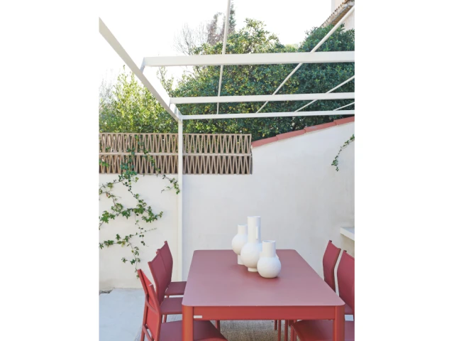 Une zone repas prot&eacute;g&eacute;e par une tonnelle  - Le coin repas 