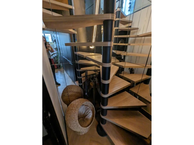 L'escalier avant la r&eacute;novation 