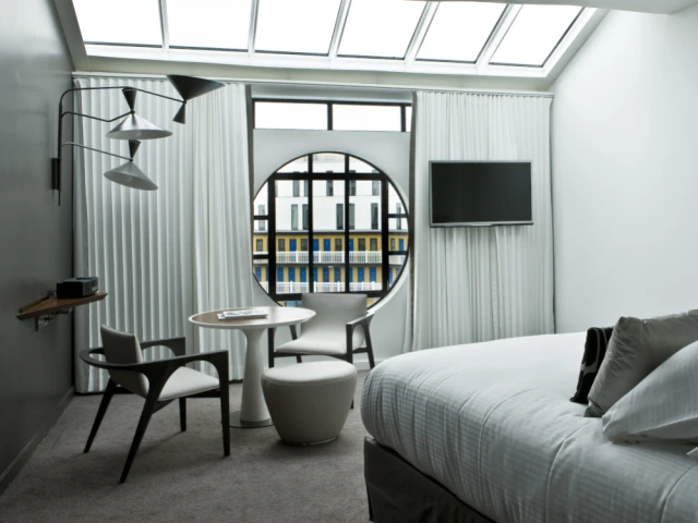 Les chambres du Molitor avec vue sur la piscine Art D&eacute;co 