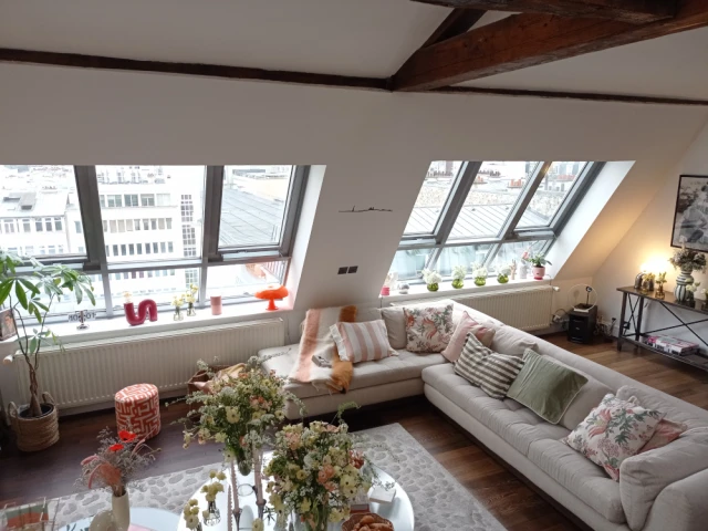 Les montants &eacute;pais des menuiseries r&eacute;duisent la luminosit&eacute; de la pi&egrave;ce. La mise en &oelig;uvre d'une verri&egrave;re permettrait un gain de lumi&egrave;re int&eacute;ressant, en sus d'&eacute;purer l'ensemble 