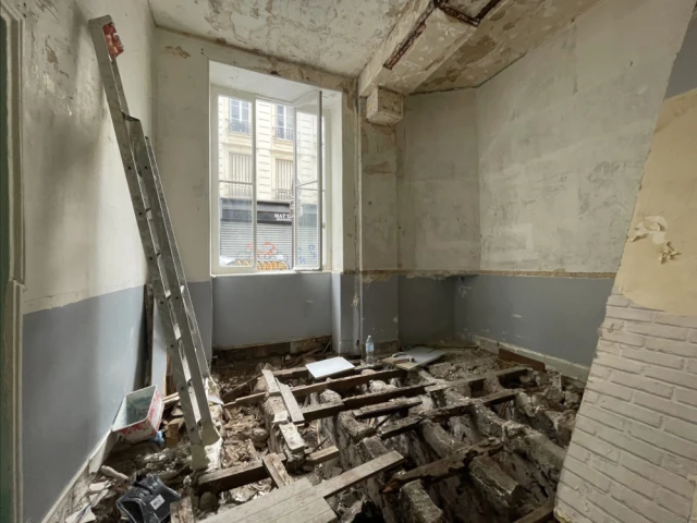 La loge pendant la d&eacute;molition 