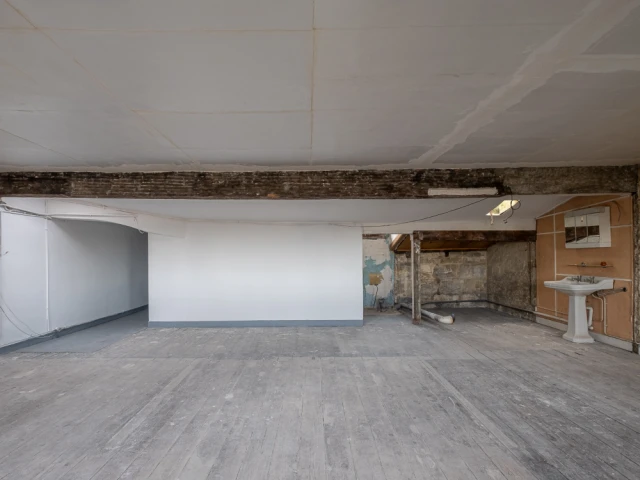 Une pi&egrave;ce de vie sombre  - La pi&egrave;ce de vie avant la r&eacute;novation 