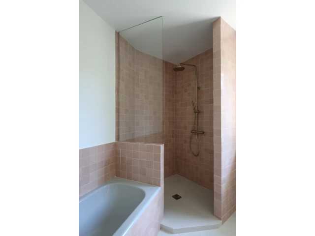 Une douche sans sacrifier la baignoire - La nouvelle salle de bain parentale 