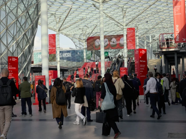 Salone del Mobile 2026 : la 64ᵉ &eacute;dition place la mati&egrave;re au centre du d&eacute;bat, sous le th&egrave;me "A Matter of Salone" sign&eacute; par l'agence Motel409.