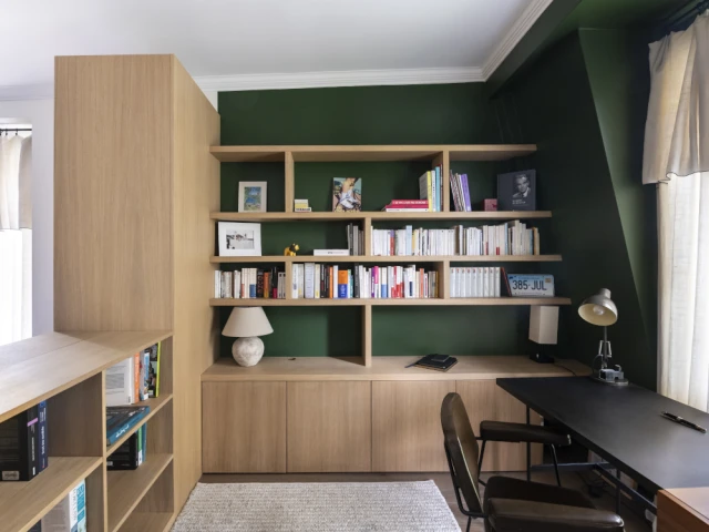 Un coin bureau bien identifi&eacute; - La chambre apr&egrave;s travaux 