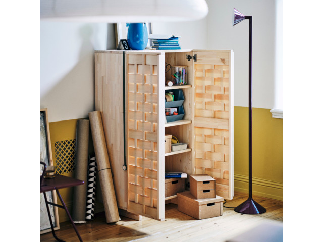Un meuble tress&eacute; et une lampe ludique  - Ikea PS 2026 
