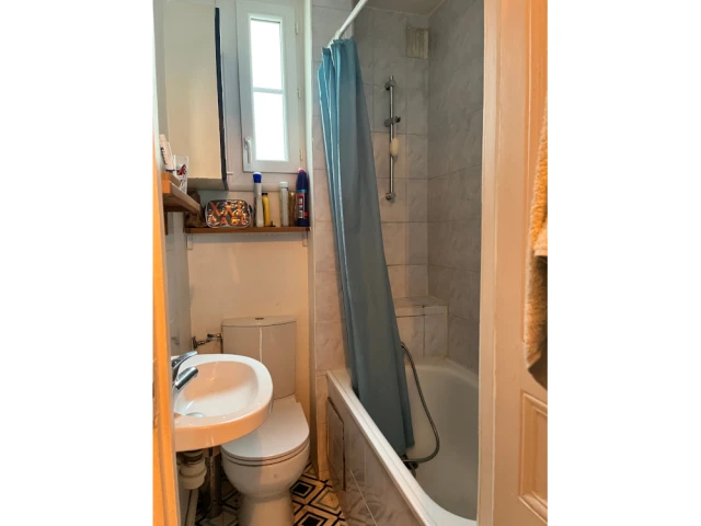 Une salle d'eau de 2 m&sup2; &agrave; r&eacute;agencer - La salle de bain avant les travaux 