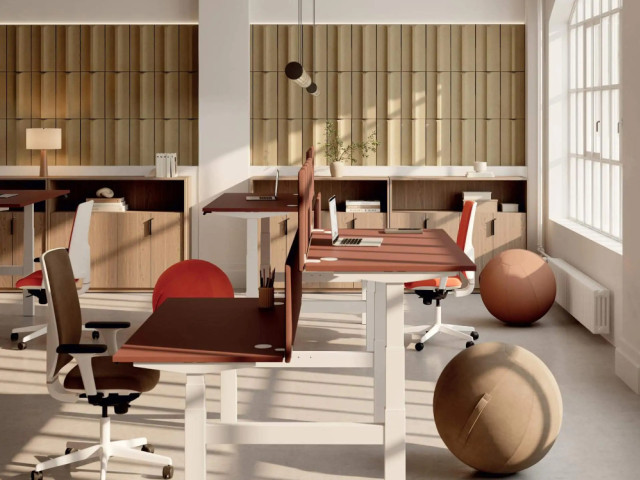 Open space contemporain avec bureau assis-debout, chaise ergonomique design et murs acoustiques.