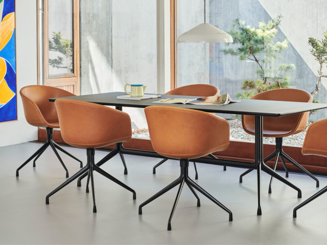 Les chaises HAY About A Chair AAC sont disponibles en coloris vari&eacute;s pour une touche ludique dans les bureaux