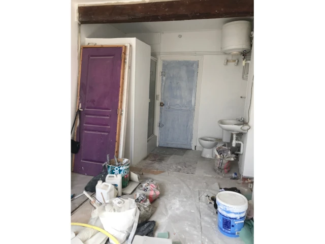 15 m&sup2; sous les toits de Paris pour vivre &agrave; l'ann&eacute;e - L'appartement avant les travaux 