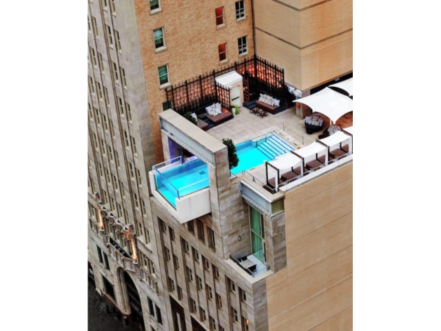 Au Joule, &agrave; Dallas, la piscine avance au-dessus de la rue derri&egrave;re une paroi vitr&eacute;e.