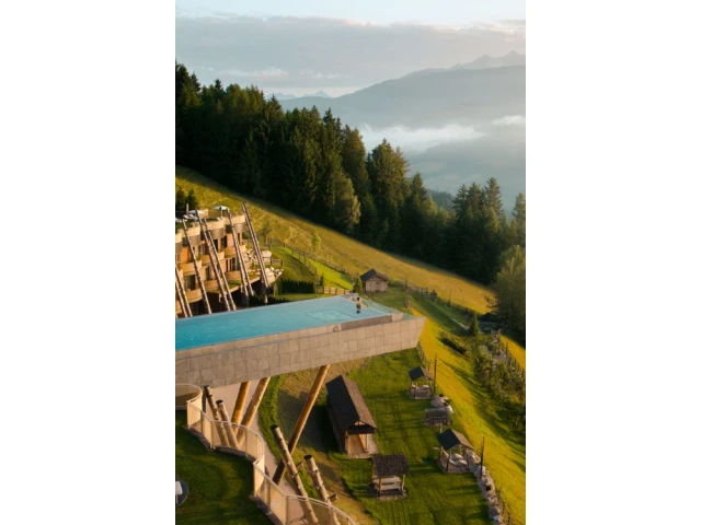 La Sky Pool de l'Hotel Hubertus, dans les Dolomites, jaillit &agrave; douze m&egrave;tres du sol.