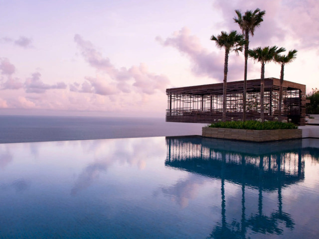 Aux Alila Villas Uluwatu, &agrave; Bali, le bassin file jusqu'au rebord de la falaise.