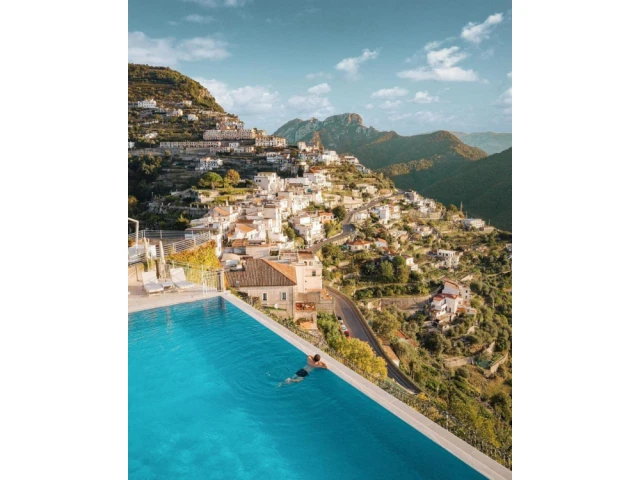 La piscine du Belmond Hotel Caruso, &agrave; Ravello, flotte au-dessus de la c&ocirc;te amalfitaine.