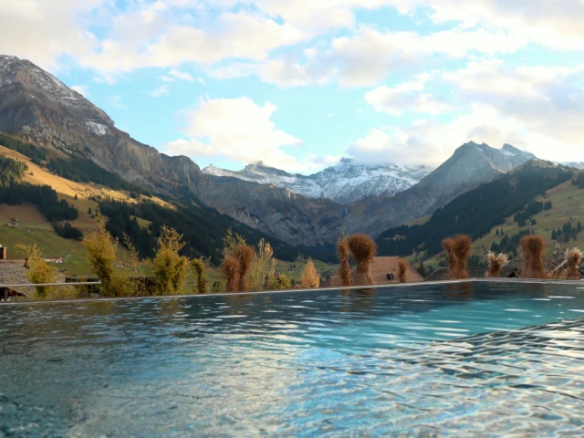 La piscine ext&eacute;rieure du Cambrian, &agrave; Adelboden, se nage chauff&eacute;e en plein hiver.
