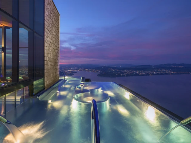 Au B&uuml;rgenstock Resort, la piscine prolonge le regard vers le lac des Quatre-Cantons.