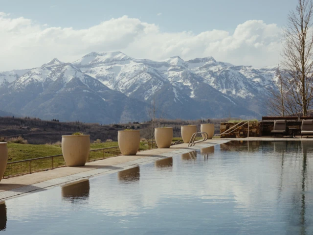 La piscine de l'Amangani, &agrave; Jackson Hole, domine la vall&eacute;e de la Snake River.