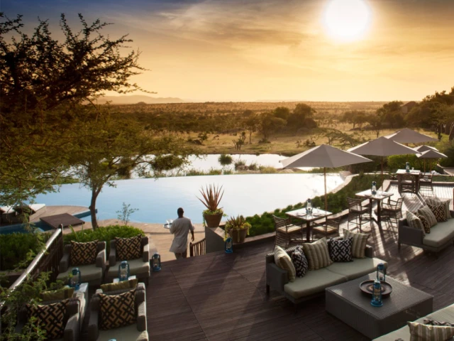 Au Four Seasons Safari Lodge Serengeti, le bassin borde un point d'eau &agrave; &eacute;l&eacute;phants.