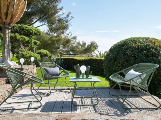 Depuis 1989, Fermob d&eacute;cline le m&eacute;tal en couleurs et &eacute;quipe terrasses et jardins, de l'Ain au monde entier