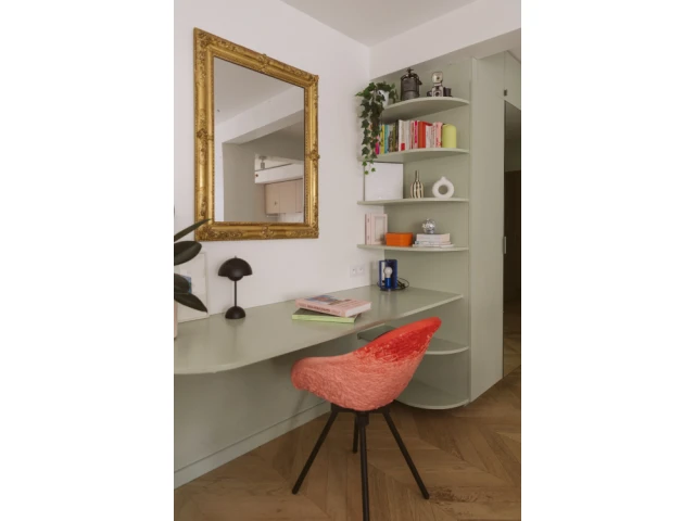 Le bureau dans l'entr&eacute;e 