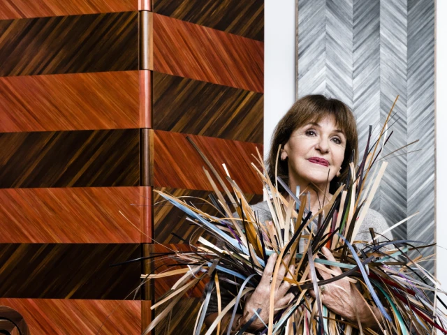 Lison de Caunes est ma&icirc;tre d'art en marqueterie de paille et a fait revivre ce savoir-faire du XVIIᵉ si&egrave;cle.