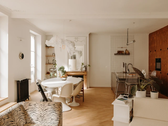 Une petite marche permet d'acc&eacute;der au balcon, et cache un vid&eacute;oprojecteur. Les propri&eacute;taires ont &eacute;galement chin&eacute; des miroirs en accord avec le style de l'appartement.