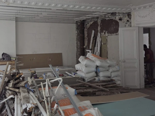 Fabriqu&eacute; d'un seul bloc, le plan de travail en inox a d&ucirc; &ecirc;tre mont&eacute; dans l'appartement &agrave; l'aide d'un monte-charge.