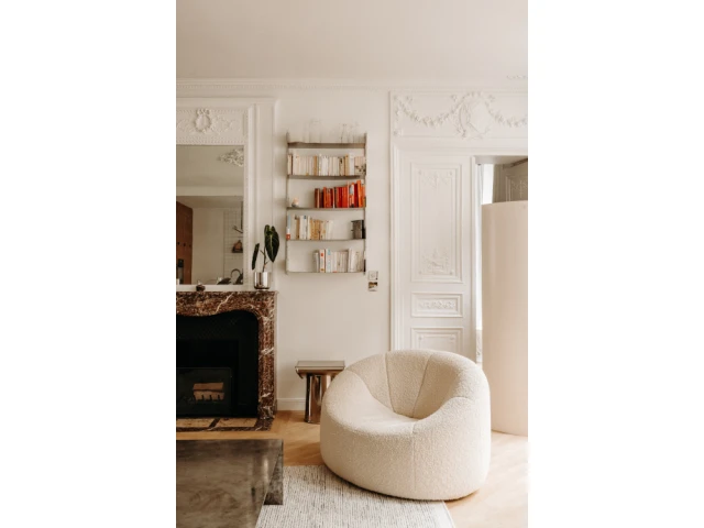 Un paravent en m&eacute;tal permet de cr&eacute;er un sas entre la chambre parentale et l'espace salon. 