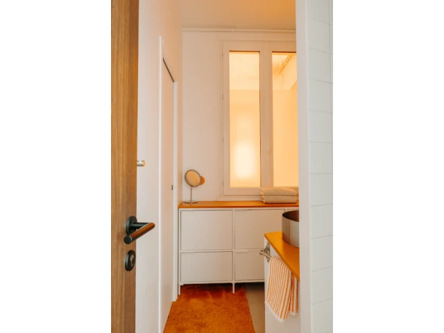 La salle de bain dispose d'une fen&ecirc;tre donnant sur cour.