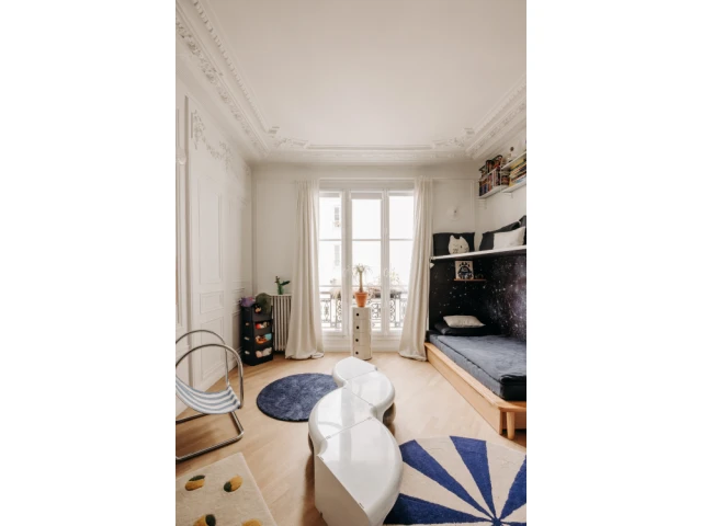Le lit est pr&eacute;serv&eacute; du bruit de la porte d'entr&eacute;e par le dressing de l'autre c&ocirc;t&eacute; du mur. 