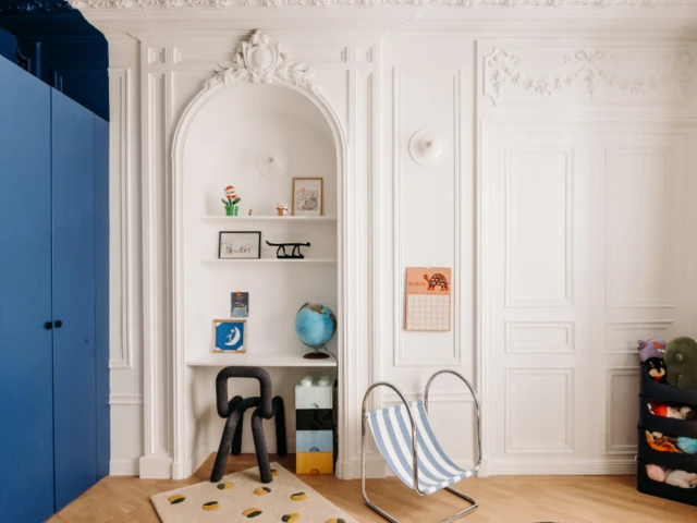 La porte d'entr&eacute;e de la pi&egrave;ce est encastr&eacute;e entre de grands placards (&agrave; gauche de l'image) 