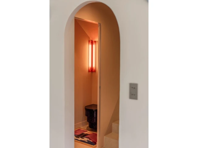 Les toilettes occupent une partie de l'ancienne cuisine, tout comme le nouvel escalier 
