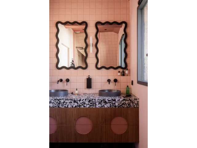 Les fa&iuml;ences roses font &eacute;cho &agrave; l'ancienne maison d'Audrey et de sa famille 