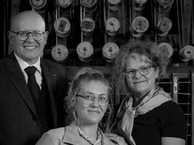 A la t&ecirc;te de Declercq Passementiers, J&eacute;r&ocirc;me, Margot et &Eacute;lisa Declercq perp&eacute;tuent la tradition du m&eacute;tier.