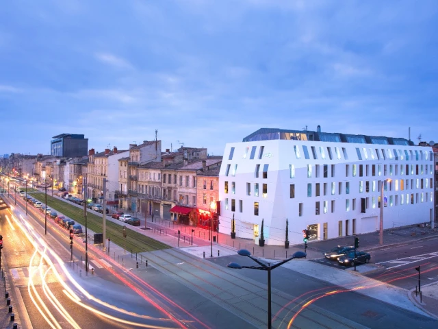 Le Seeko'o, &agrave; Bordeaux, dont l'agence King Kong a enti&egrave;rement habill&eacute; la fa&ccedil;ade de Corian blanc.