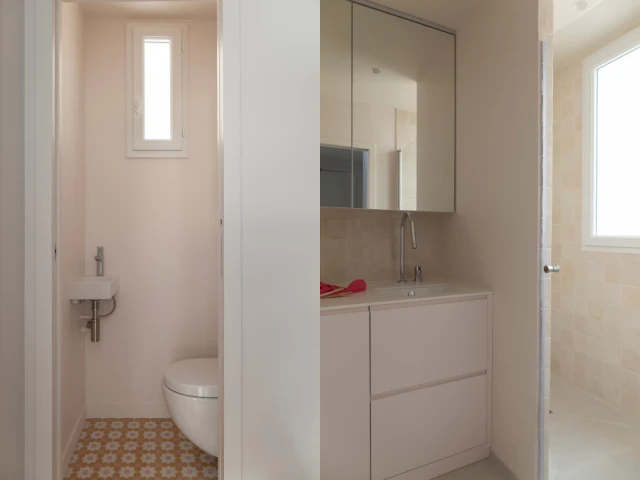 La salle de bain et les WC apr&egrave;s r&eacute;novation 