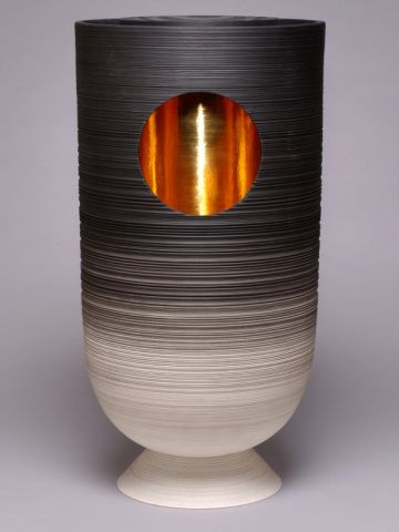 Vase en porcelaine de Pierre Soulages édité par la manufacture de Sèvres, prix 2009 de « L'Objet du Pavillon ».