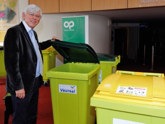 Bernard Morin, le maire de Vauréal, lors de l'annonce officielle de la mise en place dans sa ville des fameuses poubelles.
