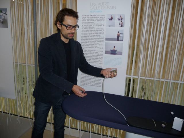 Felipe Ribon en pleine démontration. Dans le cadre de l'exposition, il présente son concept de vasques en textile imperméable et sa gamme de robinets amovibles.