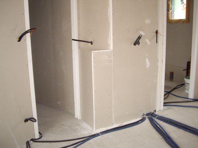 Une porte dans une cloison en plaque de plâtre