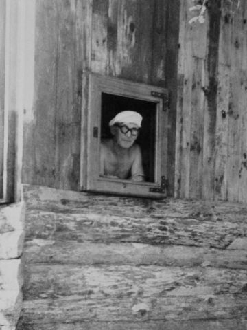 Le Corbusier à la fenêtre du Cabanon, Roquebrune-Cap-Martin.