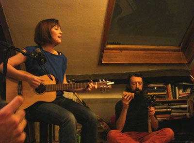 Une Soirée de poche, organisée par la Blogothèque en décembre 2008 à Paris. Mina Tindle, accompagnée de JP Nataf.