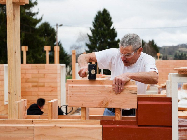 Une maison bois assemblée sans clou, ni visni colle